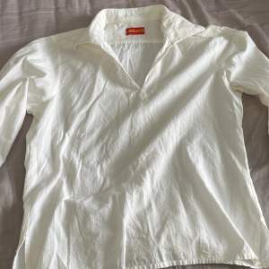 Unisex sommarskjorta utan knappar , i perfekt skick. Herr storlek S, dam storlek M