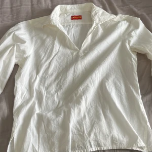 Sommarskjorta - Unisex sommarskjorta utan knappar , i perfekt skick. Herr storlek S, dam storlek M