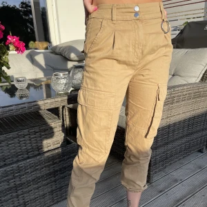 Cargopants - Cargopants från Bershka, sparsamt använda. Bara å höra av dig om du vill ha fler bilder eller har någon fråga ❤️