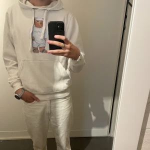 Calvin Klein hoddie  - Säljer denna feta Calvin Klein hoddie med en Björn! Använd fåtal gånger! Skick 7/10 därav ett litet hål längst ner i ärmen (se bild). Strlk S.
