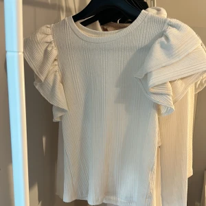 Zara tröja vit - Säljer min tröja från Zara då den aldrig kommit till användning tyvärr:/