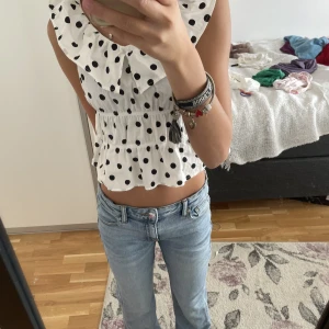 Blus  - Gullig zara blus. Passar bra till lågmidade jeans, (säljer även jeansen på bilden). Bara att fråga om du har frågor eller vill ha fler bilder💗Priset går att diskutera 