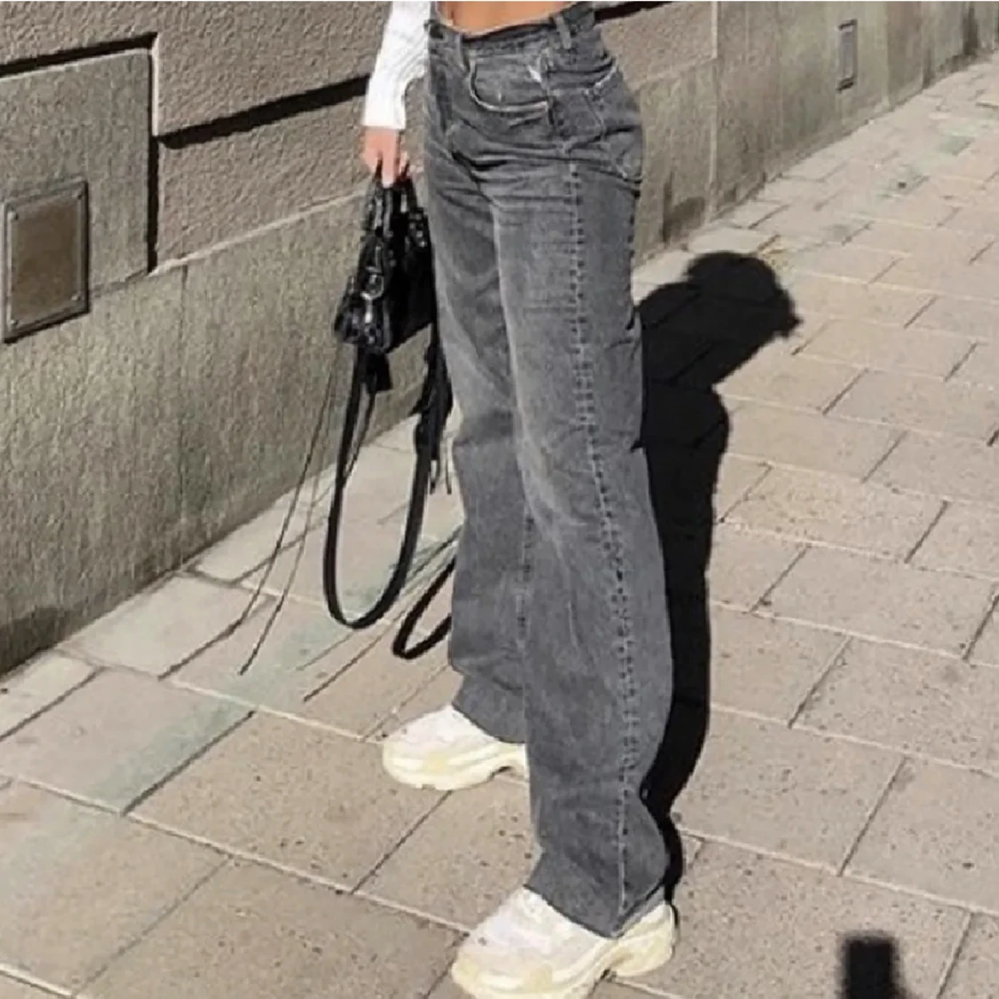 Svarta urtvättade jeans