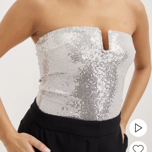 Glitter body - Säljer denna glitterbody. Endast använt en gång. Pris kan diskuteras