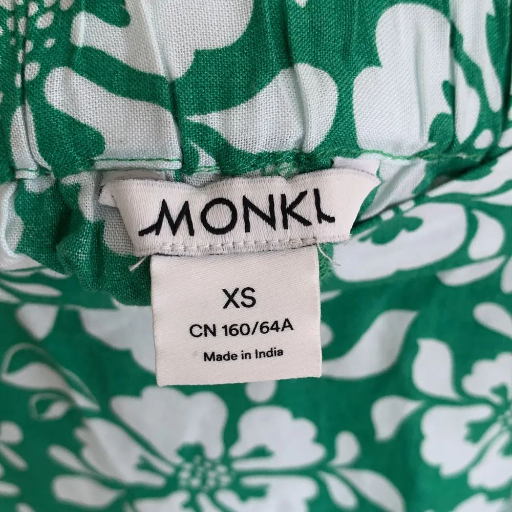 Super fin somrig kjol från Monki i storlek XS. Har använts ett antal gånger . Kjolar.