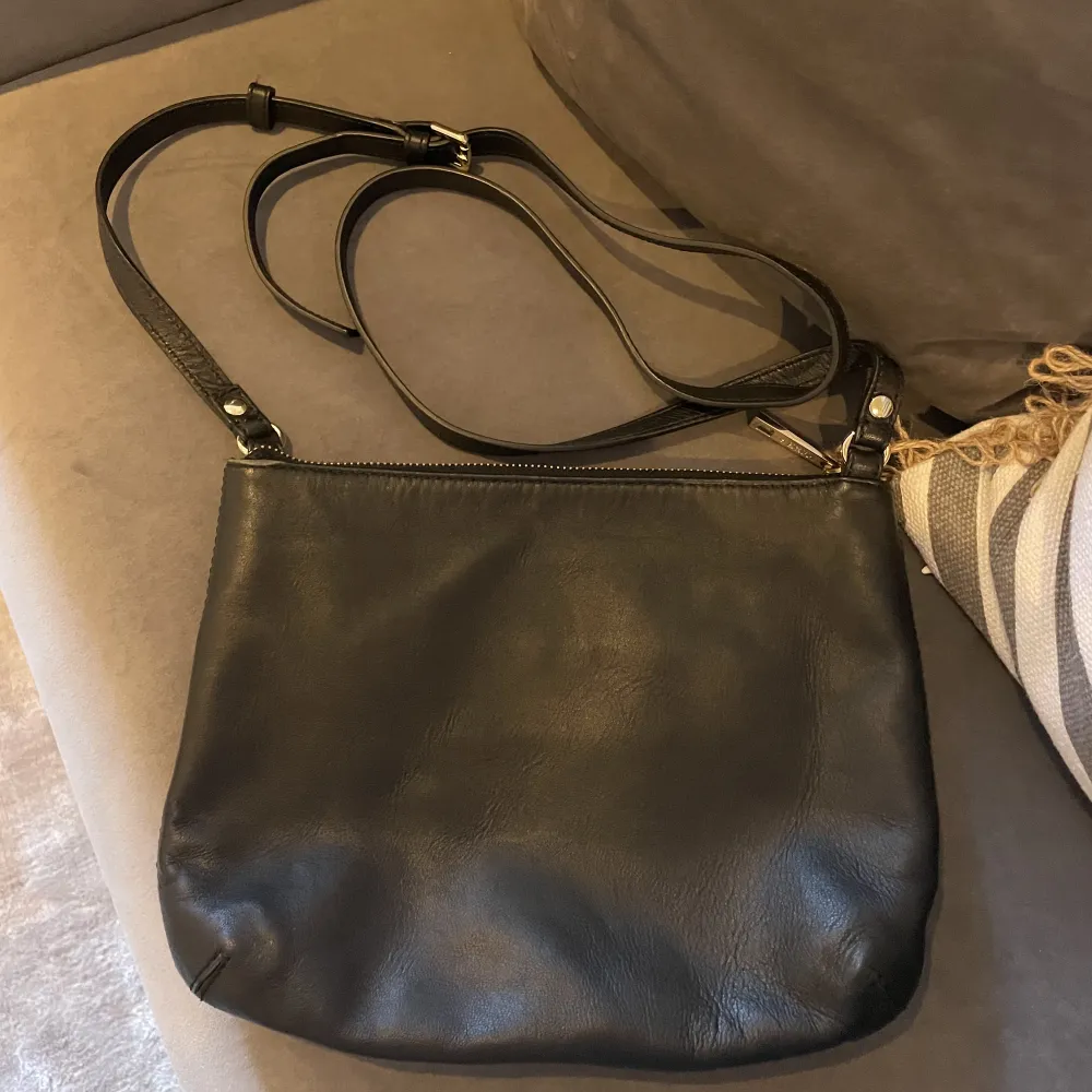 En svart basic handväska köpt på Åhléns från Wera🫶. Väskor.