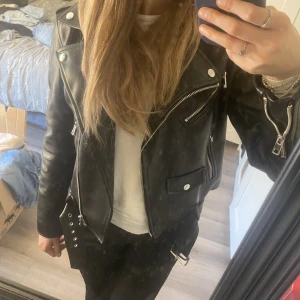 Zara skinnjacka - Svart skinnjacka från zara som är i nyskick😊