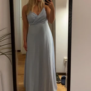 Balklänning  - Ej använd med lapp kvar. Säljer den då den inte kom till användning. Bilderna är från orginal hemsidan 