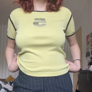 ”Y2k” topp med rhinestones - köptes secondhand för något år sedan men har inte använt då jag hade velat ha en mindre storlek😩jättefint skick (inga fläckar, lösa trådar, hål osv.) Alla stenar sitter kvar!! Jättefin till lågmidjade jeans🥰 