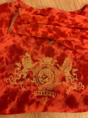 Tröja - Säljer denna jättesöta lite tjockaretröja som har coolt mönster och tryck😍