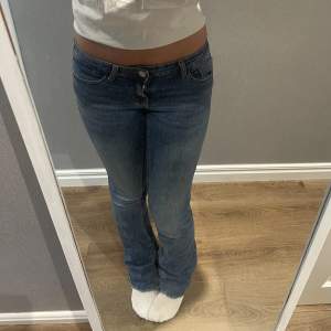 Jätte fina jeans från only, low waist & bootcut💗💗Storlek 26/36 innerbenslängden är runt 85cm!💓