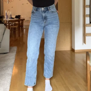 Jeans - ”Betty” jeans från Lindex i mycket gott skick! De har inte kommit till stor användning då de är lite för korta för mig som är 170cm. Fin ljusare blå färg och väldigt sköna! Storlek 36. Pris 60kr