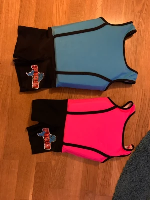 Baddräkter med flythjälp (150kr för båda) - Fint skick. Baddräkter med flythjälp (obs! Inte flytväst, utan bara hjälp).