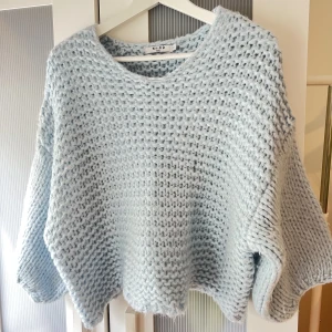 Stickad tröja 🌸 - Säljer en stickad tröja från NA-KD med trekvartslånga armar🫶🏻Köp direkt för 80:- + frakt 🌸Storlek S/M