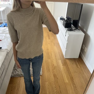 3 kvartsärmad stickad tröja - Så fin trekvartsärmad stickad tröja från vila💕 bra skick! Hör av er vid funderingar!