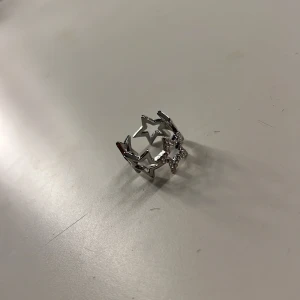 Ring  - Säljer en jätte gullig ring med stjärnor på för 15 kr + frakt. Man kan även justera ringen så att den passar. Hör av dig vid frågor eller intresse💕☀️