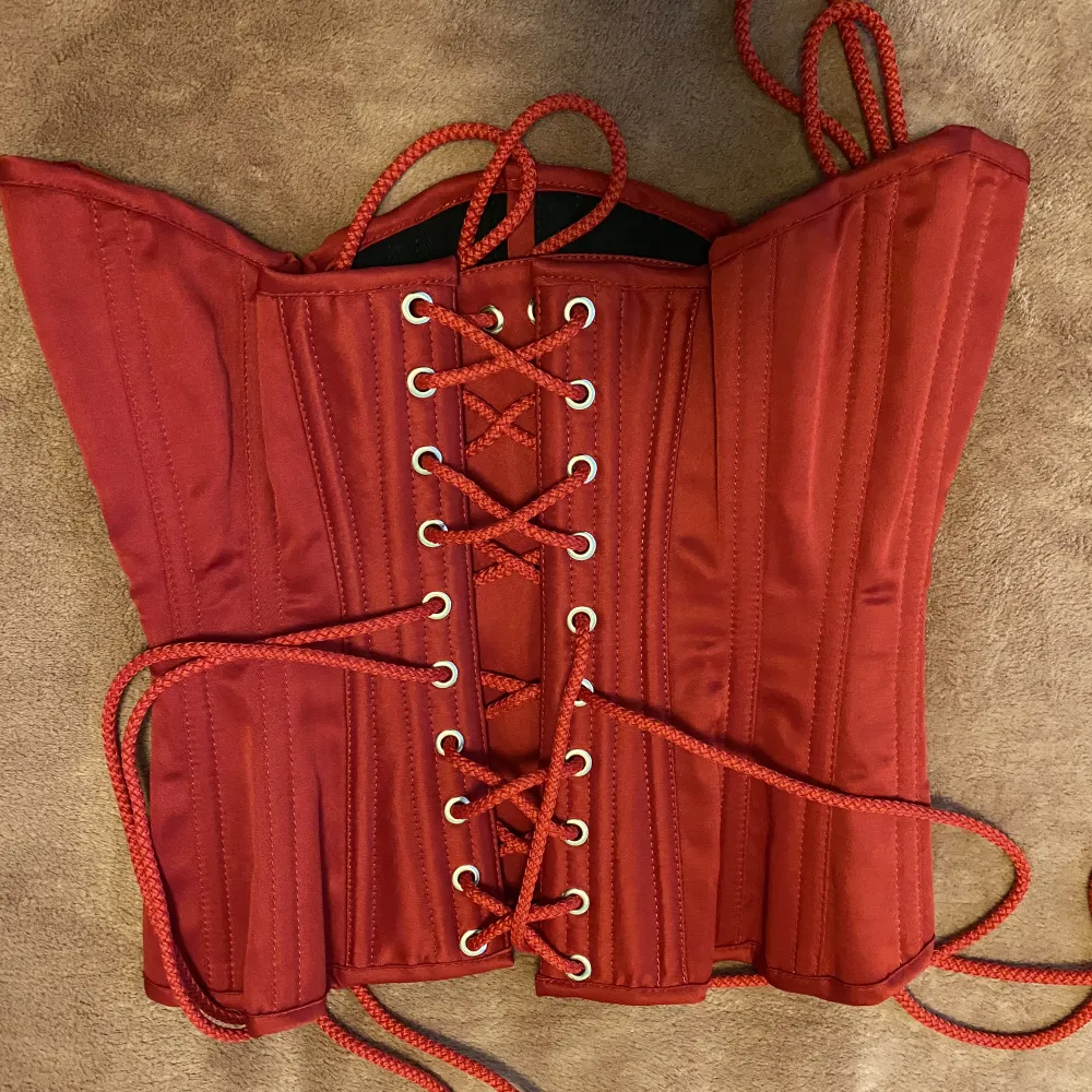 Red plain steel bones waist training tightlacing under corset 24” - M Corset made of red fabric with metal busk clasp and corset stiffened with 20 bones. 16 spiral steel bones and 4 steel flat bones near busk and lacing. Only worn once  . Toppar.
