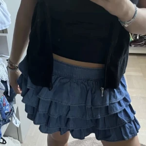 Jeanskjol  - Säljer denna super fina jeanskjol som är köpt här på Plick. Har inga defekter alls, är i strl M men passar lika gärna strl S. Köpt för 400 💗(bilden är ifrån av den som jag köpte kjolen av) ❤️
