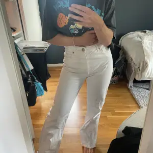 Vita jeans från Zara, riktigt snygga har inte fått användning av dem bara🫶🏼använt fåtal gånger som nya 