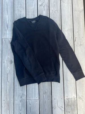 APC crewneck - Vanlig svart APC crewneck. Clean, essential