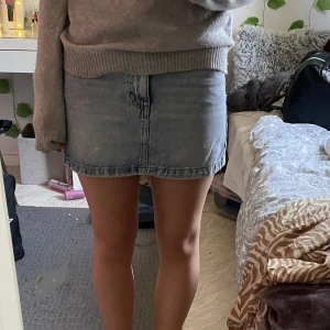 Jeanskjol - Säljer denna jeanskjol från Mango. Den är väldigt sparsamt använd och har inga defekter. Passar till den mesta! I storlek xs men passar även s. Kontakta för fler frågor eller bilder!💕