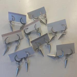 superfina örhängen!  - Superfina örhängen med bra kvalitet! Har 8 par och alla är till salu, inga är andvända eller testade.💕💕 49 kr styck eller 2 för 90 💕frakt är 16 kr oavsett hur många du köper, dom går hämtas i Umeå💕