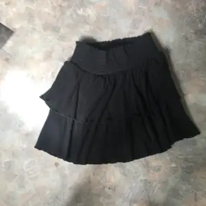 Jätte fin svart kjol skön att ha på sig ❤️ 