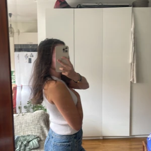 Ribbad oneshoulder  - En liten prick till ”fläck” mindre än ett knappnålshuvud, annars som ny