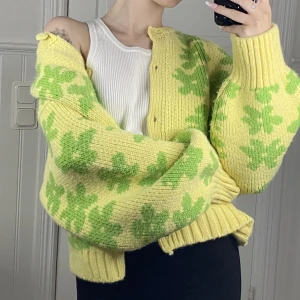 Stickad kofta  - Jättefin stickad kofta perfekt för sena sommarkvällar från zara i storlek m. Använd men fortfarande i bra skick. Säljer för 320 kr plus frakt. 💖