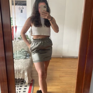 Grön kjol - Väl använd, har några små slitningar, ej något man tänker på, skriv om ni vill ha bilder. Är en 34, men passar 36!