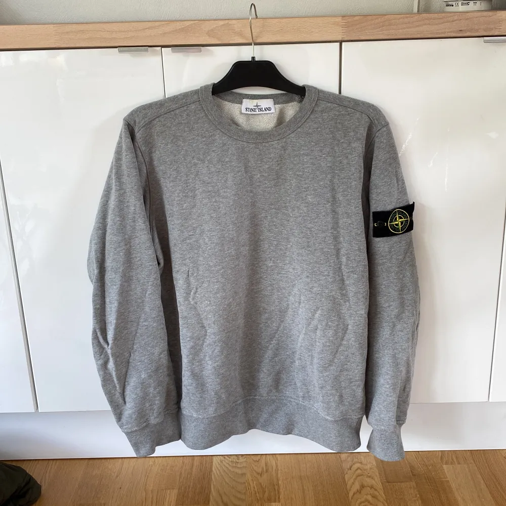 En Stone Island sweatshirt i väldigt bra skick, använd ett fåtal gånger. Säljes pga att jag aldrig använder den. Inte original!    Storlek: M. Hoodies.