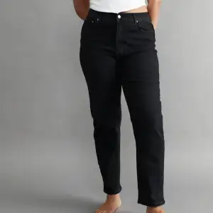 Jeans från Ginatricot i modellen ”comfy mom jeans” sparsamt använda och fint skick !