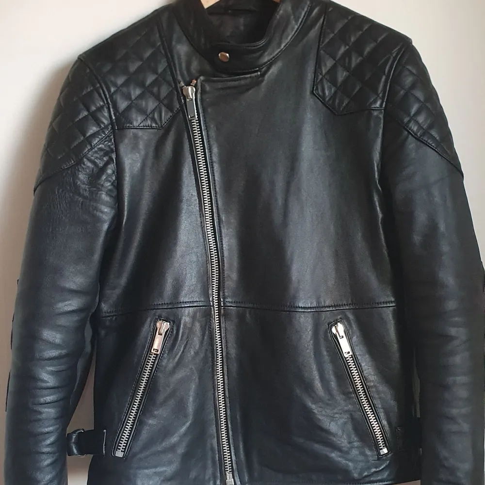 Skinnjacka från Bolongaro Trevor, modell Badger leather Biker jacket. Använd, men utan anmärkning.  Storlek: Medium Material: Läder Nypris: 5300 SEK. Jackor.