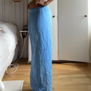 Långkjol - Blå, tunnt material, passar mig som är 177 cm lång och vanligtvis har strl 36. Kan ev vid snabb och smidig affär säljas utanför budgivningen. 