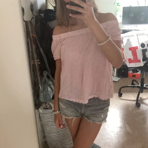 Blus  - Super fin blus Säljer då den inte kommer till användning. Pris kan diskuteras