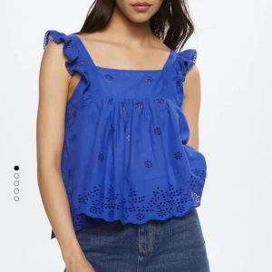 Blus/topp  - Säljer denna otroligt fina blå blus/topp från mango som inte kommer till användning längre. Köpt för 349 och är max använd runt 2-3 ggr.🤍