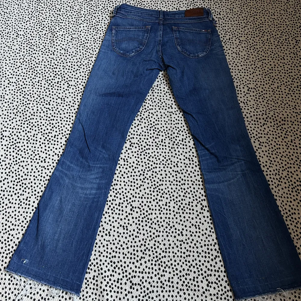 Superfina lågmidjade bootcut jeans från Tommy hilfiger 💥har sprättat sömmen längst ner för att få dom lite längre! . Jeans & Byxor.