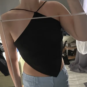 Topp - Säljer denna fina topp med öppen rygg