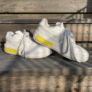 Säljer mina älskade Nike Air Force 1s i modellen Fontanka. Klassiska vita sneakers med cool gul detalj. Sparsamt använda med lite slitning i hälkappan. 