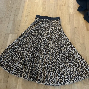 Kjol - Super fin och skön kjol i storlek xs. Använd bara någon gång. 