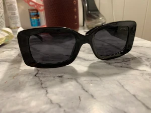 Äkta Chanel solglasögon - Säljer mina äkta Chanel solglasögon, flera bilder får ni i chatten på alla markeringar osv priser är prutbart vid snabb affär. 