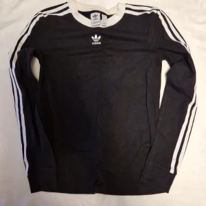 Adidas långärmad t-shirt stl XS - Svart addidas t-shirt, långärmad, i stl XS.  Frakt tillkommer enl nedan 