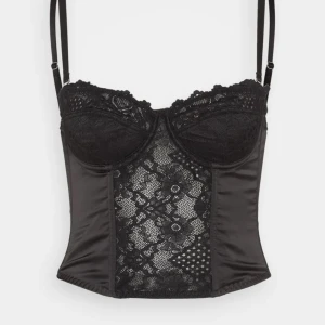 Korsett från Urban Outfitters  - jättefin korsett med rosa spets, knappt använd💞 storlek l men passar även m