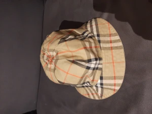 Vintage reversible  Burberry bucke hat - Den är i bra skick, skulle säga att den är medium