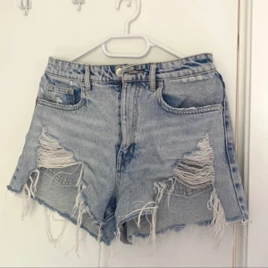 Jeansshorts  - Fina ljusblåa jeansshorts från Zara, tyvärr för små för mig! 