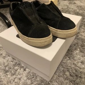 Eytys skor - Ett par fina Eytys i storlek 43 som inte längre används. Rensar skor, därmed säljs dem billigt. Perfekta för dig som gillar bekvämlighet och stilrenhet! Storlek: 43 Nypris: 2000