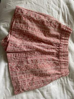 Super söta rosa shorts, aldrig använda. Skriv vid intresse!