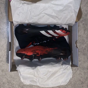 Fotbollskor - Adidas Predator Mutator 20.1 ’Svart Röd’  - Adidas Predator Mutator 20.1 ”Svart röd”  Nypris: 1999 :-  Storlek: 45 1/3 (små i storleken,passar perfekt för 44)