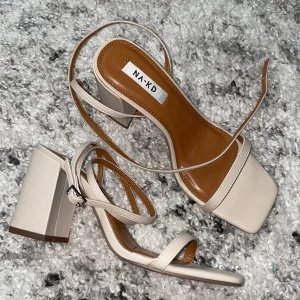 Klackar Nakd - Oanvända pga fel storlek Stl 39  Ljusbeige Nypris: 549kr Säljer för: 300kr