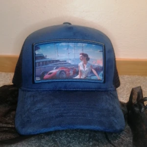 Monaco deep blue revenite keps - Helt nytt skick och har aldrig Aldrig använts förut och har inga skador eller repor. passar alla huvud storlekar och alla kön. Allmänt bara jättesnygg. 